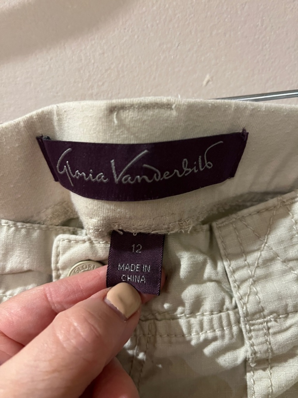Gloria Vanderbilt Cream Cargo Shorts with Cuffed Hem Elastic Waistband Size 12 - Picture 2 of 6